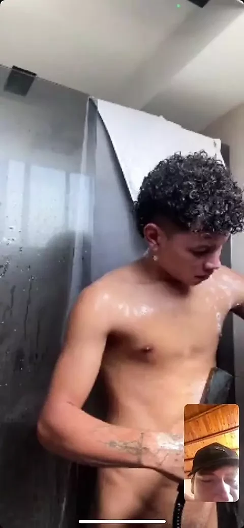 Ich dusche mit meiner heterosexuellen freundin bei einem videoanruf