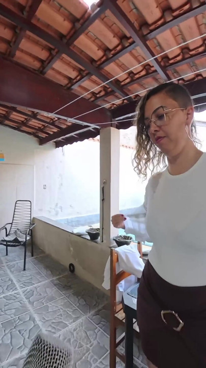 Reporterka se skinula gola uživo u emisiji dok je izveštavala. | Klip 1