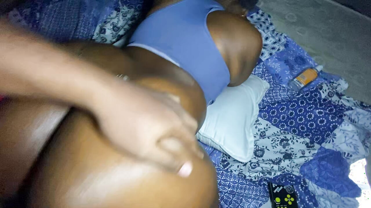Vovó conversa enquanto é fodida com força