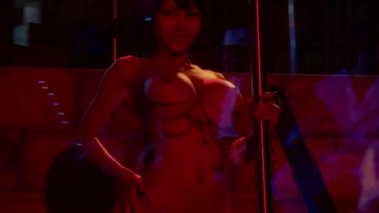 Hot stripper med store bryster tilfredsstiller kunden med et godt knald