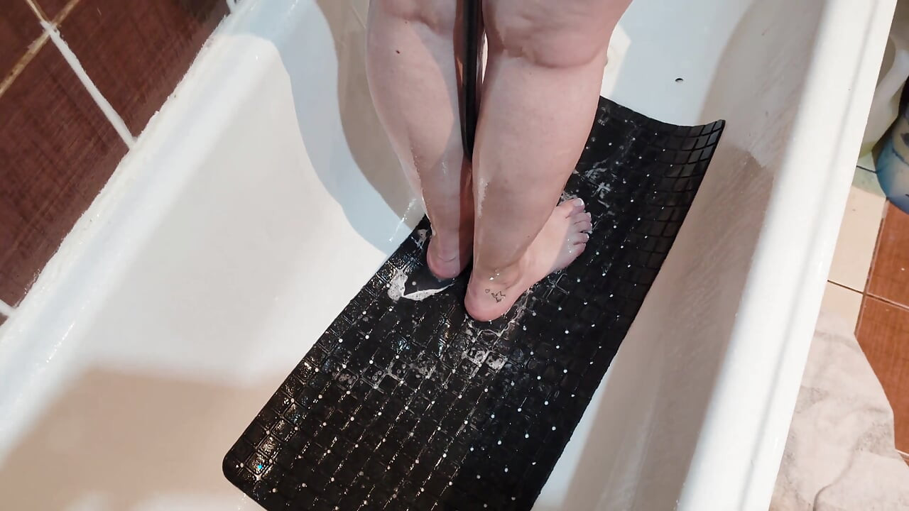 Suami sange nonton istrinya yang gemuk lagi mandi bareng- bareng!