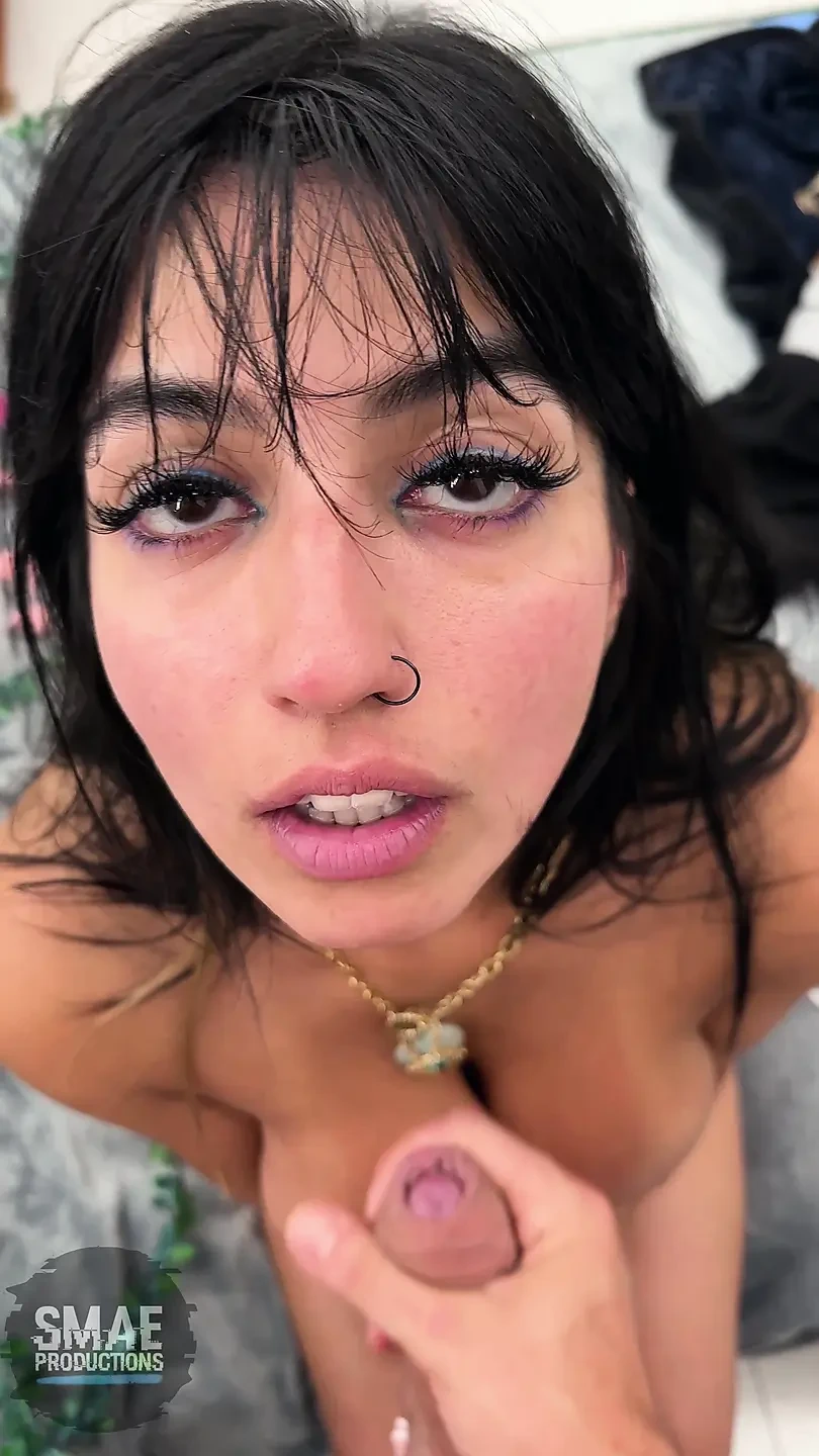 Aaliyah Yasin在拍摄色情片时和一个男人做爱