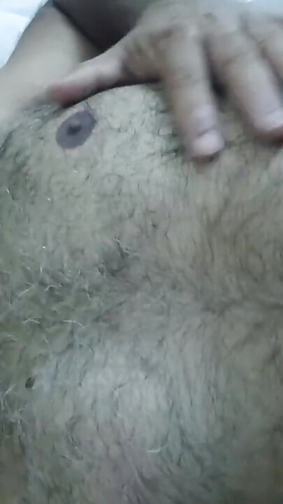 印度爸爸躺在床上为你戏弄和摆姿势