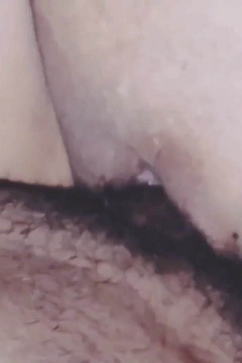 和我刚认识的一个男人在寄宿屋里换油, 他的阴户非常好, 我的阴户爆发了.