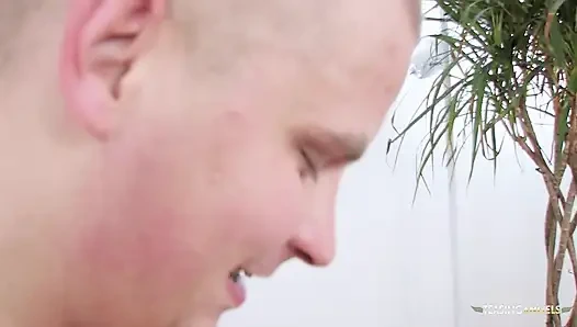 Tukang pijat pirang disetubuhi dengan keras setelah enam puluh sembilan oral