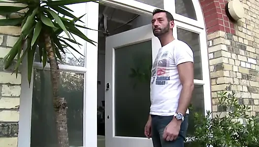 3 eşcinsel erkek güzel bir sikiş için aletlerini kullanmayı seviyor