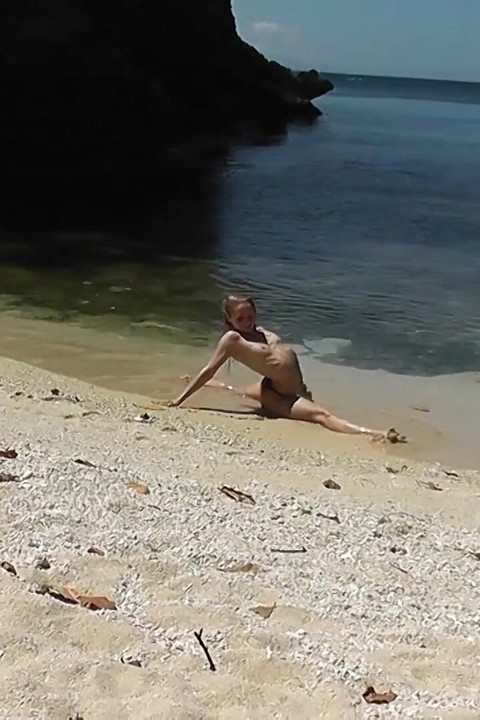 Enjoy with me a great video of my last vacation right on the beach observed how I bend extremely