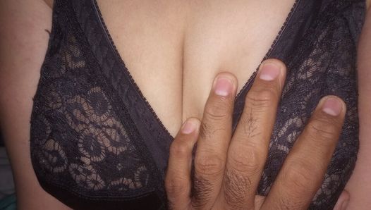 Mi esposo está jugando con mis tetas - Sehar 95