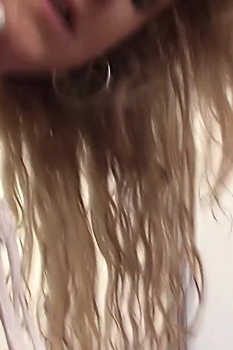 Büyük bir yarak her iki deliği de ağzına boşaltırken sarışın orta yaşlı seksi kadın inliyor