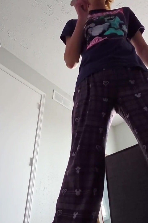 Twink menyusutkanmu & menurunkan pakaian dalammu (pov)