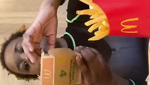 Öffentlicher McDonalds Mukbang
