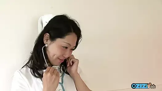 Médico asiático follado en todos los agujeros por dos pacientes cachondos