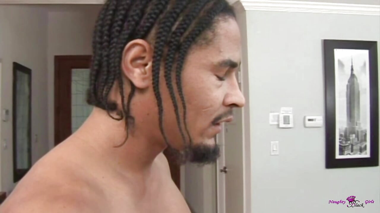 استمتعت هذه الكلبة البيضاء بوجود زب أسود بداخلها وكومينغ على ثديها