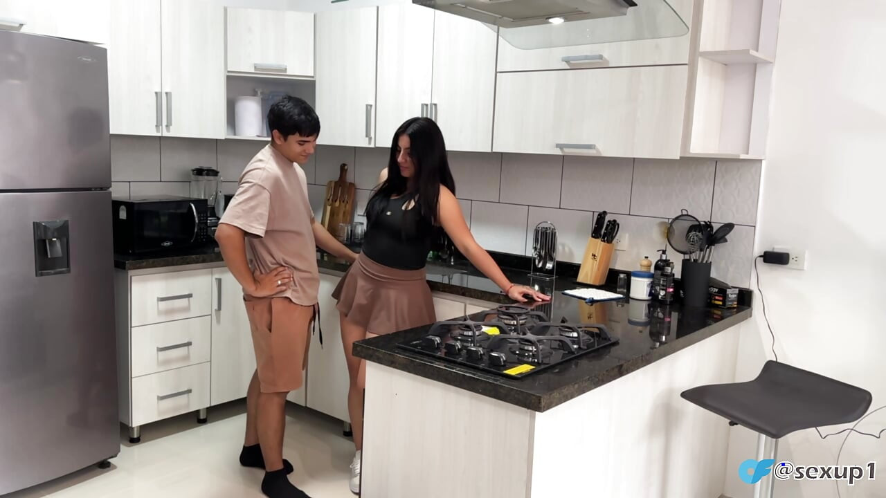 พ่อครัวละตินโดนเจ้านายของเธอเย็ด Rockstar