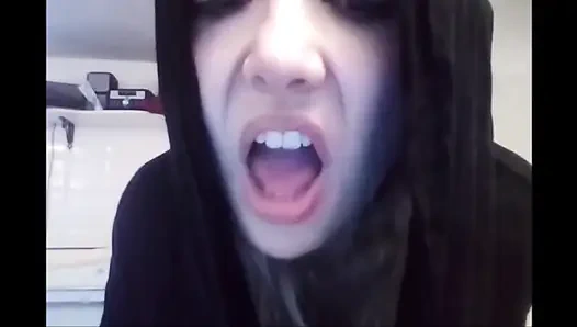 Rahibe geri döndü! Sana gösterecek bir şey var