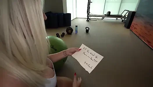 Ateşli spor salonu orta yaşlı seksi kadın azgın pawg'ı amcık oyunu ve şaplak seansı için cezbediyor