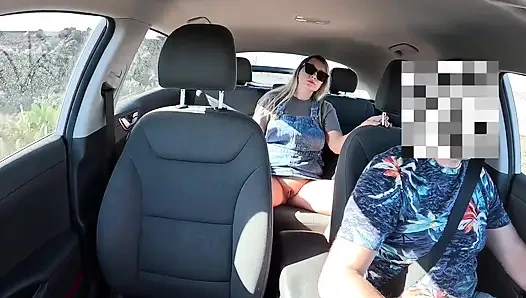 Kız külotsuz takside mastürbasyon yapıyor