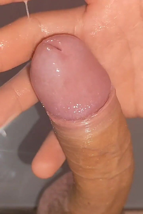 制御不能なオーガズムの中で、荒々しい静脈が溢れ出している。