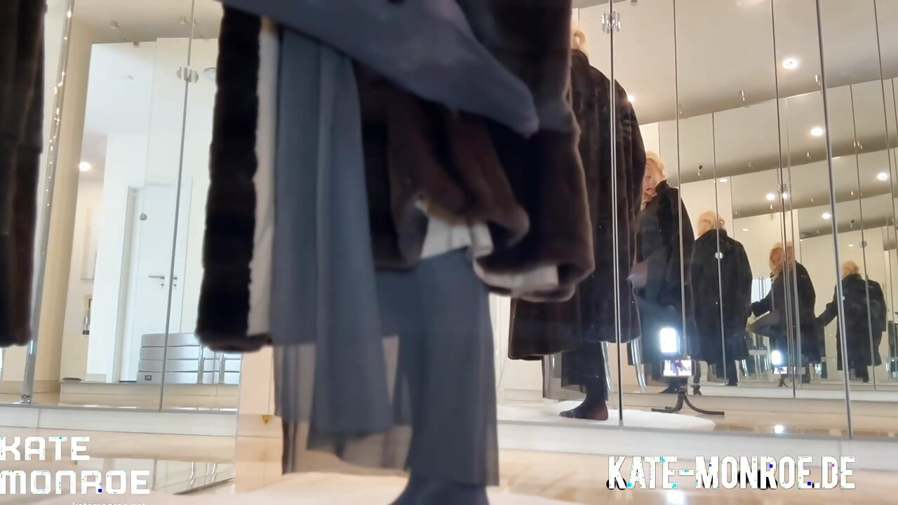NYLON &PELZ ASMR von Kate Monroe