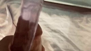 Napalony facet testuje nową fioletową zabawkę, kutas do penisa