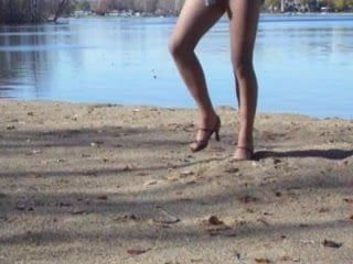 Crossdresser no lago de meia-calça e salto alto