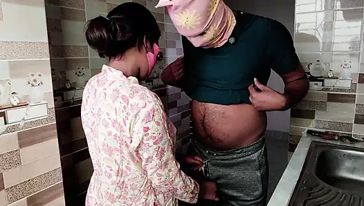 Kakak tiri lagi ngajarin abang tirinya di dapur