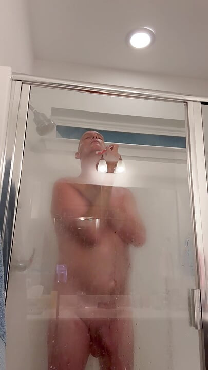 Douche et rasage, rasage des couilles notamment