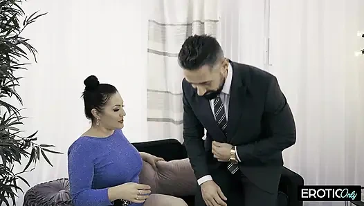 Sex-hungry MILF Wants a Hard Fuck in Her Wet Pussy Hole