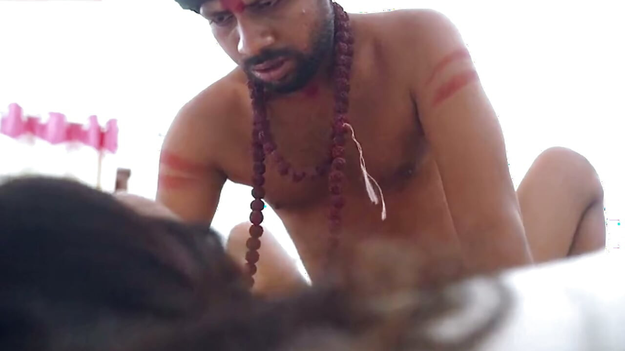 O Pandit levou a garota para um quarto solitário e fodeu sua buceta.