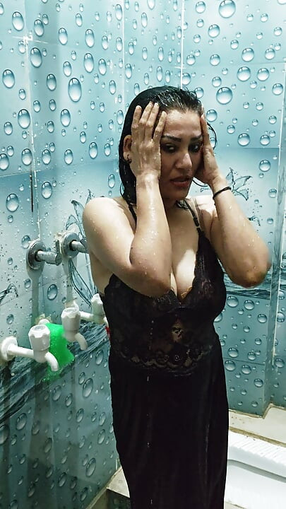 Indiancă Desi Bhabhi făcând baie