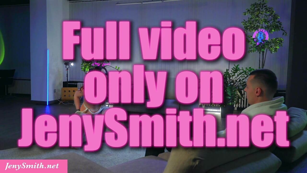 Jeny Smith gorąca MILF, pokazuje jej cycki i cipkę facetowi. Czy to pójdzie dalej niż szarpanie?