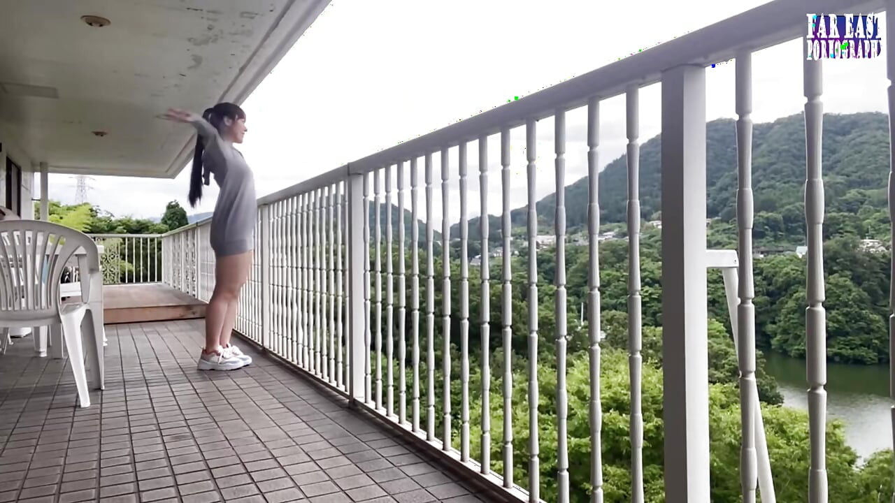 Gelikt plagen buitenshuis met een roze getopte f-cup schoonheid gedrenkt in olie deel 3