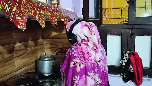 Adik tiri yang super hot ini dientot habis-habisan sama besar sampai merem melek