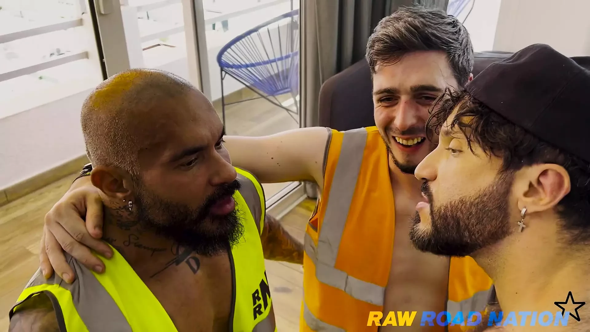 ÎMPACHETÂND LANKY BRIT VERSUS 2X MATAFE PĂROASE
