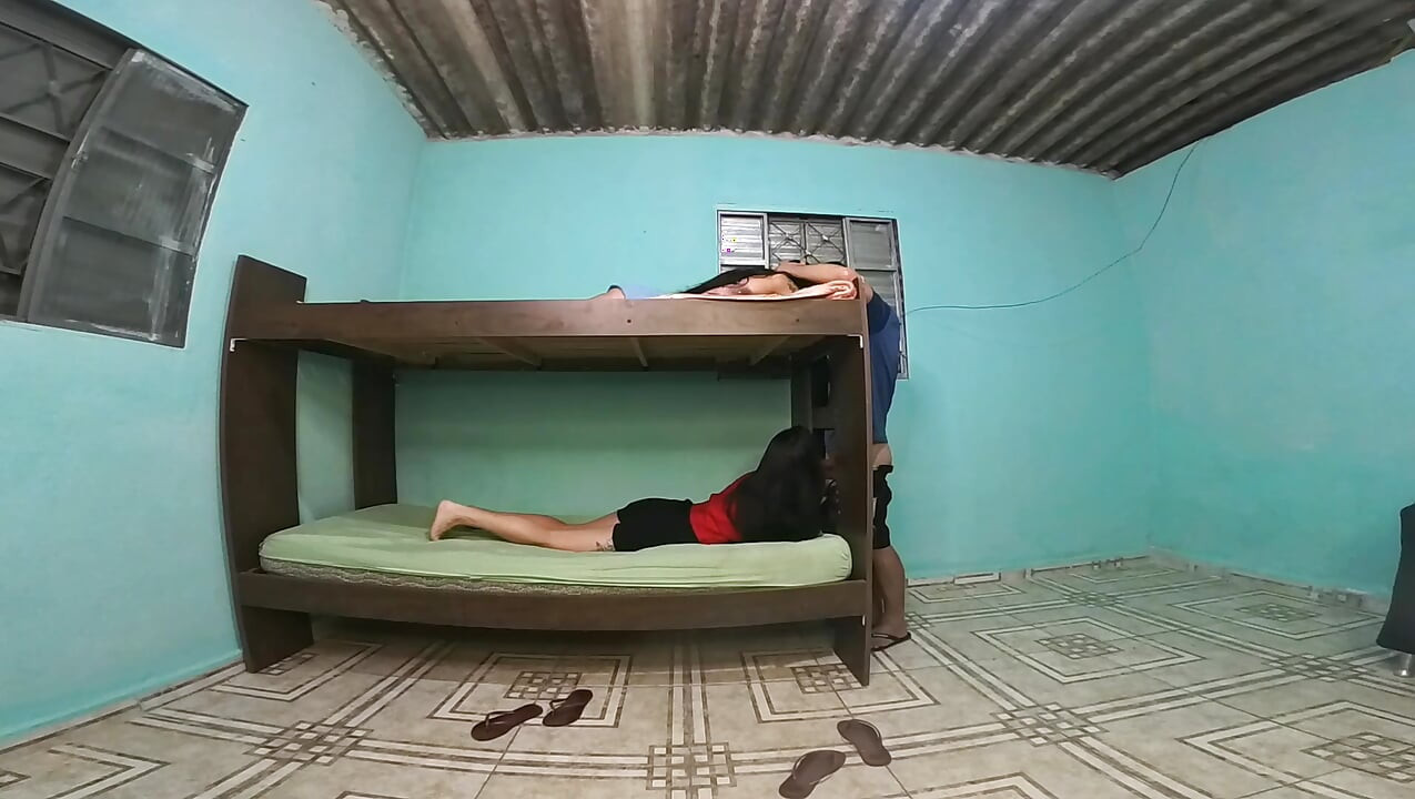 雙層床上的背叛，樓上有女友，樓下有朋友，男友在通姦中