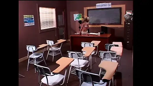 Strenge lehrerin MILF lehrt, wie man eine lesbische muschi leckt