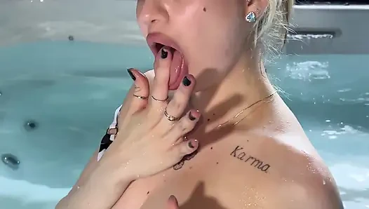 En Bikini Blonde Canon Se Doigte Jusqu' Jouir