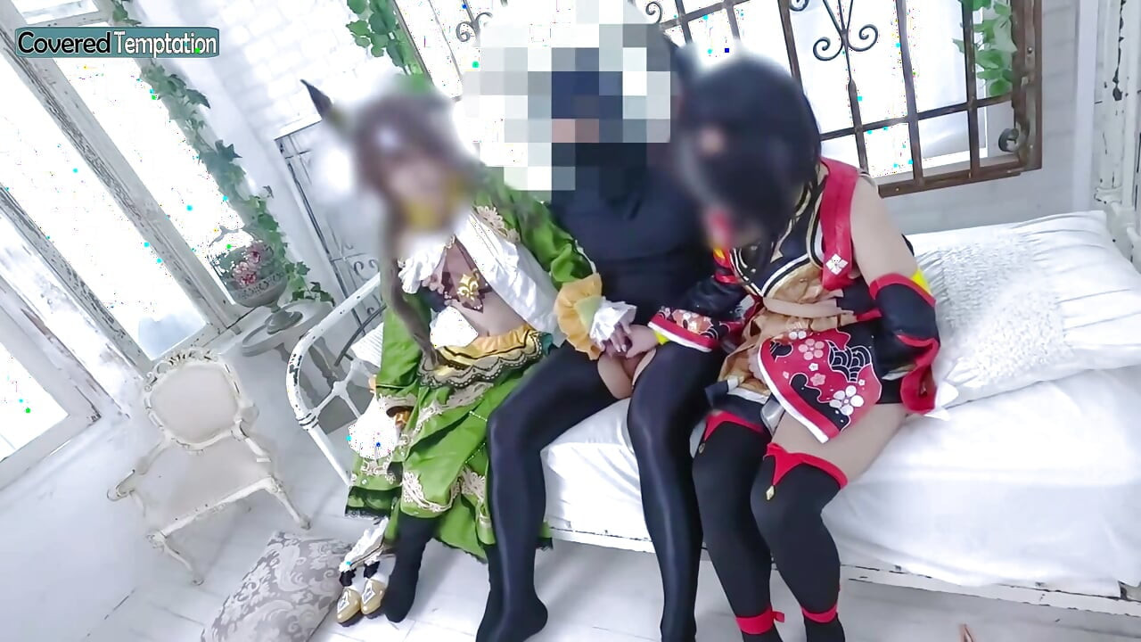 Cosplay - mujer adulta en trío de sexo con dos parejas - escena de grupo