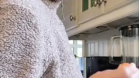 Ateşli orta yaşlı seksi kadın havuçları salatadan başka bir şey için kullanıyor