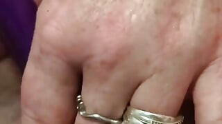 Membuatkan pepek bertindik saya memancut mani dengan alat penggetar saya