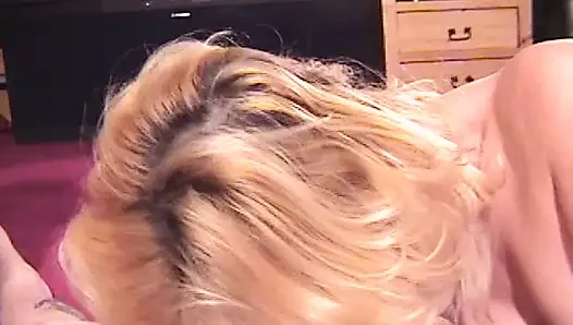 2 cewek rambut pirang berbagi satu kontol sekali pakai pecker