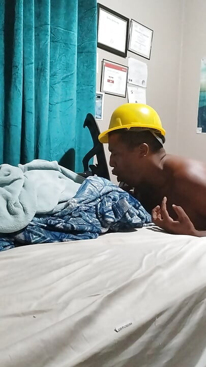 Un mari sexy se fait baiser correctement avec une femme transsexuelle, partie 2