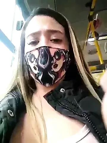 Veli v avtobusa si pipa mirizlivata sliva