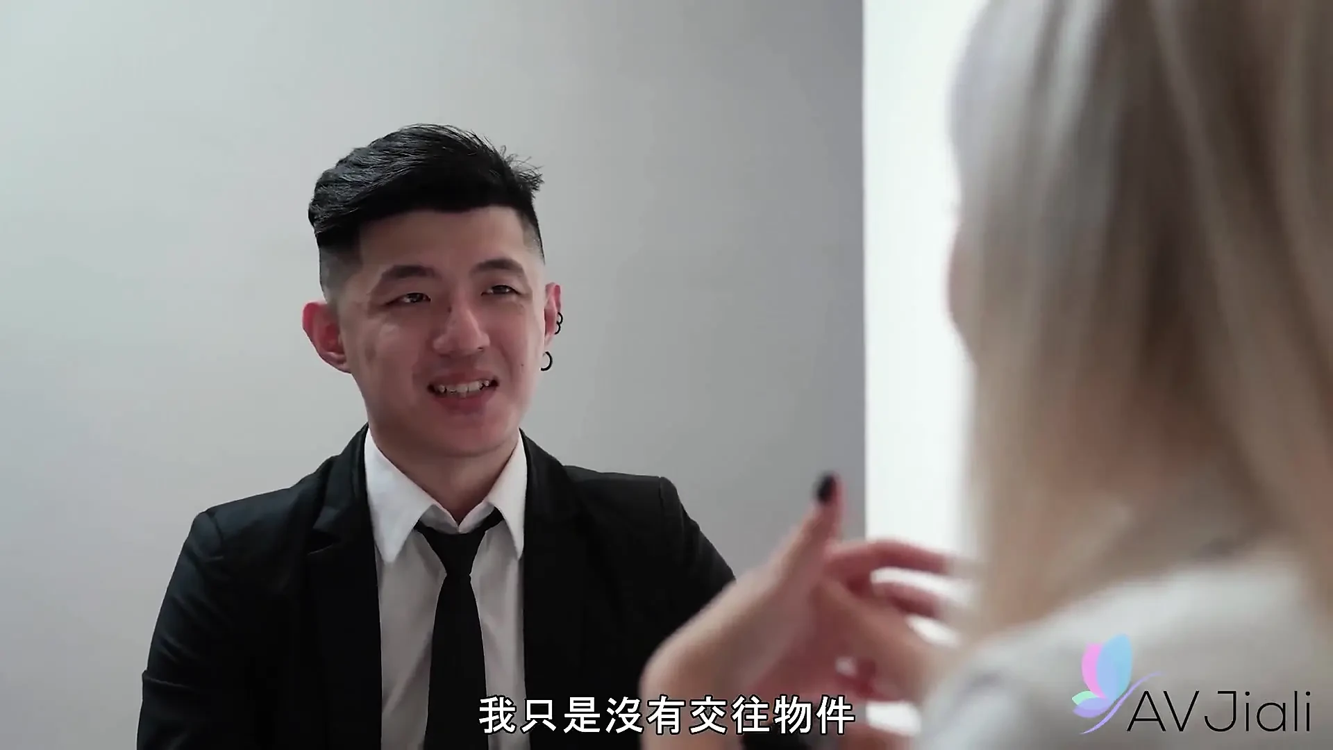 占主导地位的老板女士王一新利用男性办公室工作人员