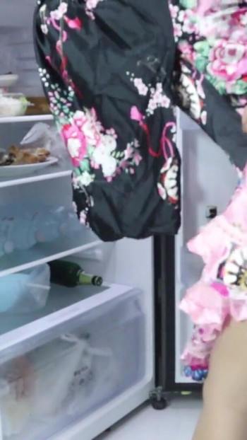 Thrilling moment from "Thai girl looking for food gets in front of the refrigerator"