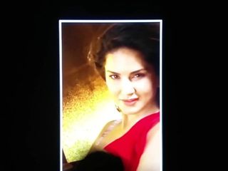 Sunny Leone, bite sexy et hommage au sperme