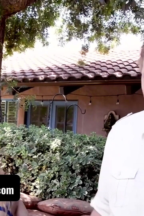 Quando la tua figliastra vuole assaggiare il tuo grosso cazzo duro, non puoi dire di no - daughterswap