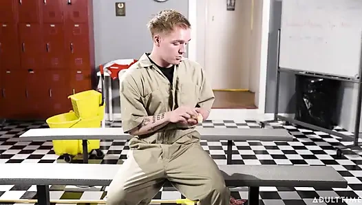 Khusus orang dewasa - petugas kebersihan mesum bersembunyi di ruang ganti, tapi april olsen merangkaknya dan mereka ngentot habis-habisan