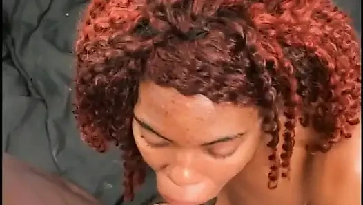 Zinde adam seksi kızıl saçlı sürtüğü arkadan sikmek için sikiyor