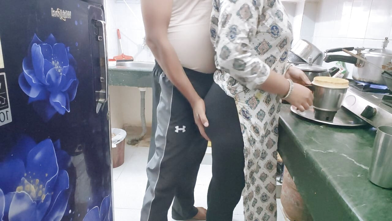 Bhabhi ke shath rasoi me romance
